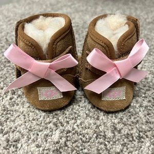 XS baby girl UGG boots with pink bow